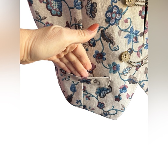 Unbranded women’s floral tailored vintage tapestry with ornate brass buttons - Picture 3 of 8